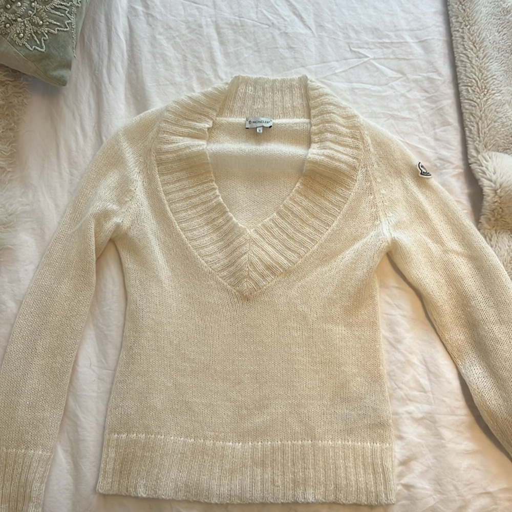 Moncler Cream mohair v-neck sweater - size S
480 / AB / S
Moncler